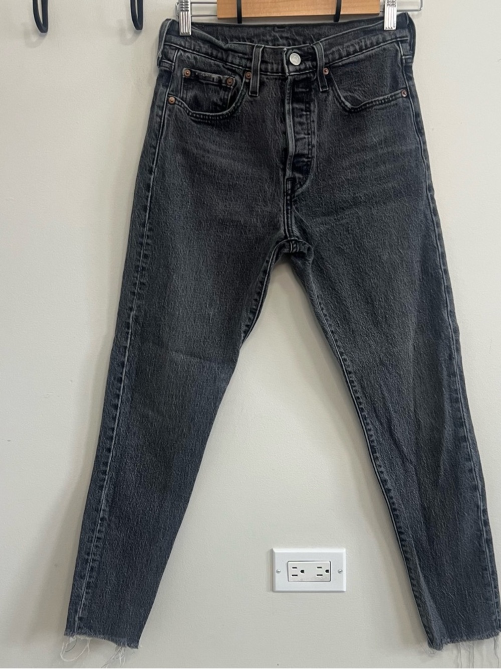 Levi’s High-Rise Black Wash Mom Jeans Straight Leg Skinny Levi’s 501 Minimalist